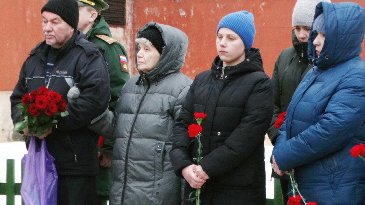 В Тверской области увековечили память погибшего на СВО Андрея Травина - новости ТИА