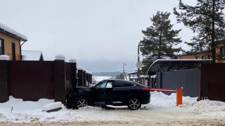 В Тверской области Haval врезался в забор: водителю стало плохо за рулем - новости ТИА