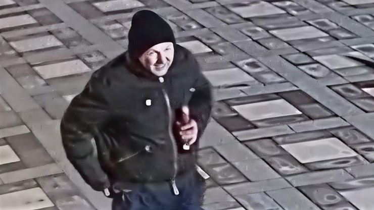 Опубликовали видео, как неадекватный вандал разгромил территорию храма в Тверской области - новости ТИА
