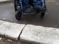 Доступная среда по-тверски: часть подрядчиков по ремонту дорог услышала инвалидов, но в целом тротуары в городе - для колясочников-экстремалов  - Новости ТИА