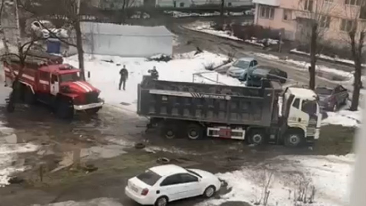 В тверском дворе грузовик увяз в яме - новости ТИА
