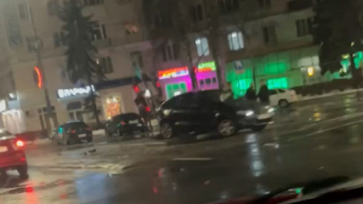В Твери на площади Капошвара автомобиль снес светофор - новости ТИА