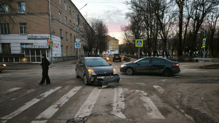 В Твери при столкновении двух авто пострадала женщина - новости ТИА