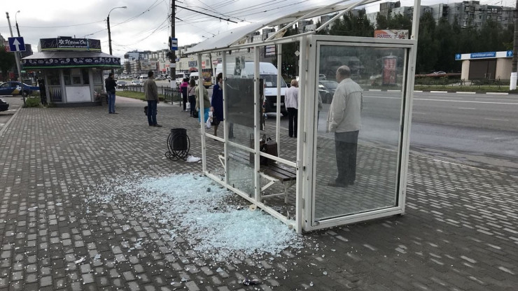 В Твери за девять месяцев вандалы разбили 39 стёкол на остановках - новости ТИА