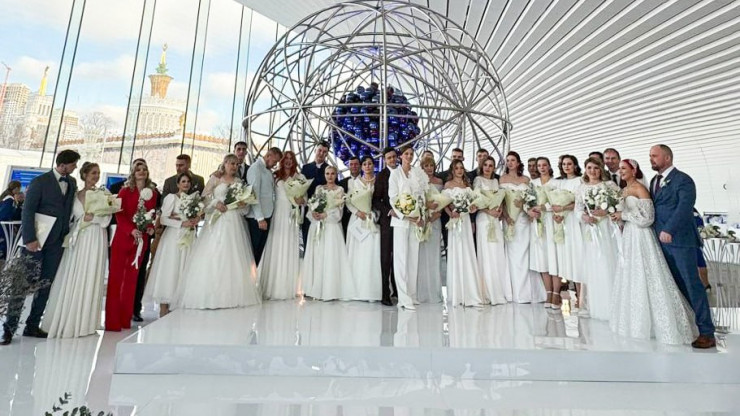Пара атомщиков КАЭС из Удомли сыграла свадьбу на ВДНХ - новости ТИА