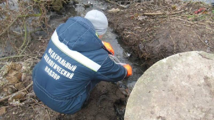 В Тверской области выясняют происхождение зловонной лужи, которая затопила улицу - новости ТИА