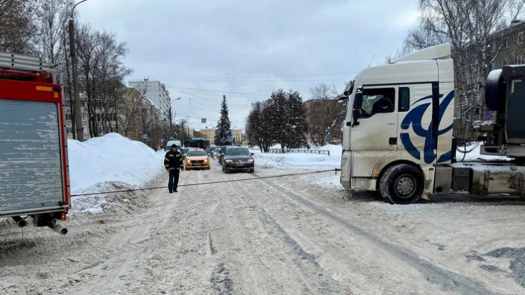 В Твери на улице застрял грузовик - новости ТИА