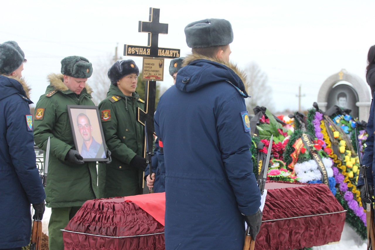 Видео прощания с погибшими. Похороны военнослужащего. Прощание с погибшим военнослужащим. Церемония прощания с погибшим на Украине на спецоперации.