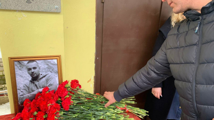 Доску памяти погибшего в СВО установили на школе в Тверской области - новости ТИА