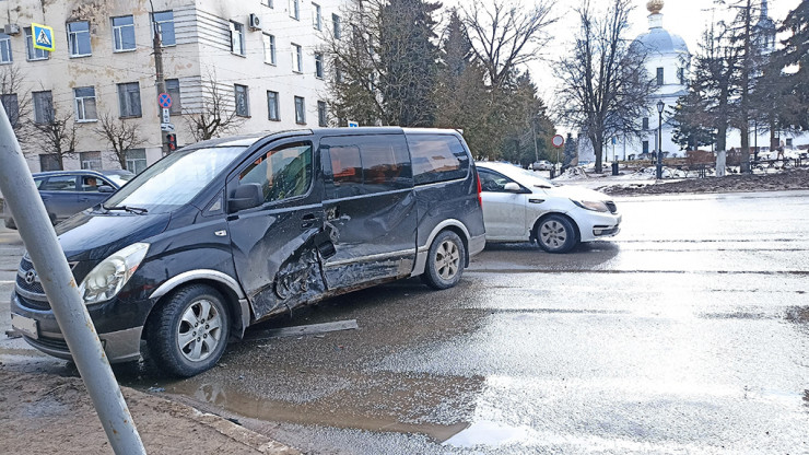 В Твери на улице Горького в столкновении двух авто пострадал мужчина - новости ТИА