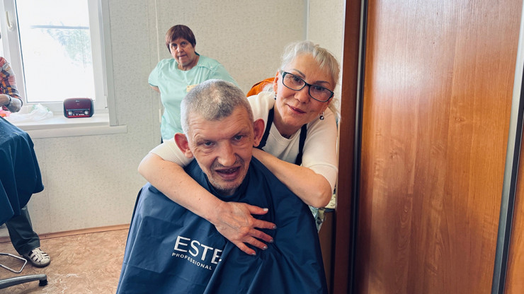 Волонтёры-парикмахеры подстригли пациентов психоневрологического интерната - новости ТИА