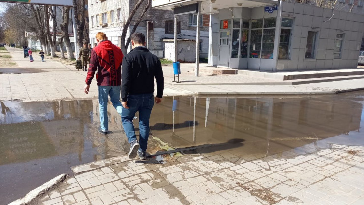 В Твери вода заливает двор одного из домов на улице Горького - народные новости ТИА
