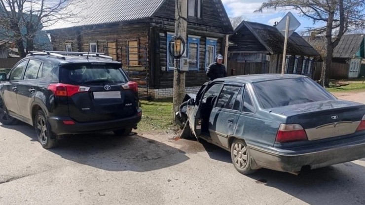 В Тверской области легковушка "обняла" столб - новости ТИА