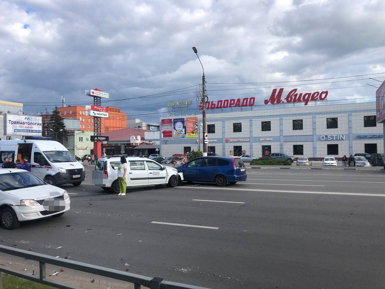 В Твери на проспекте Калинина произошло столкновение трёх машин |  21.06.2024 | Тверь - БезФормата