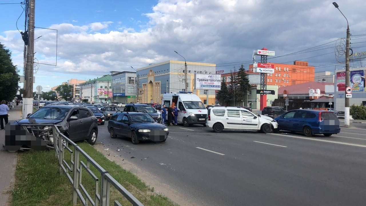 В Твери на проспекте Калинина произошло столкновение трёх машин |  21.06.2024 | Тверь - БезФормата