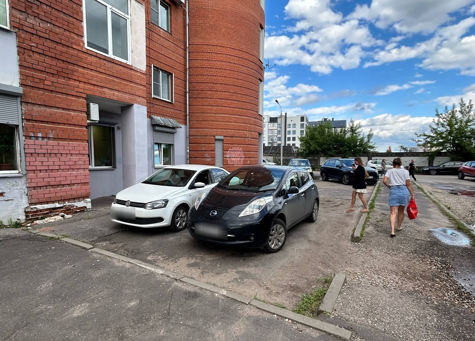 В Твери неизвестный на парковке повредил два автомобиля, бросив булыжник -  ТИА