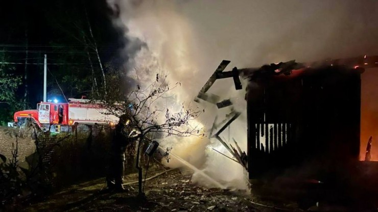 В Калининском округе огонь полностью уничтожил дачный дом - новости ТИА