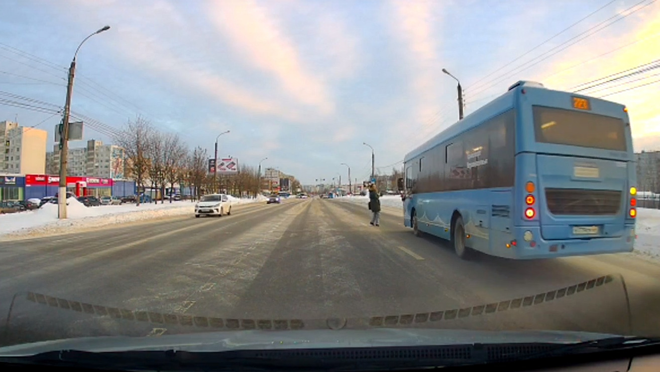 Опубликовано видео, где в Твери женщина чуть не попала под автобус |  21.12.2022 | Тверь - БезФормата