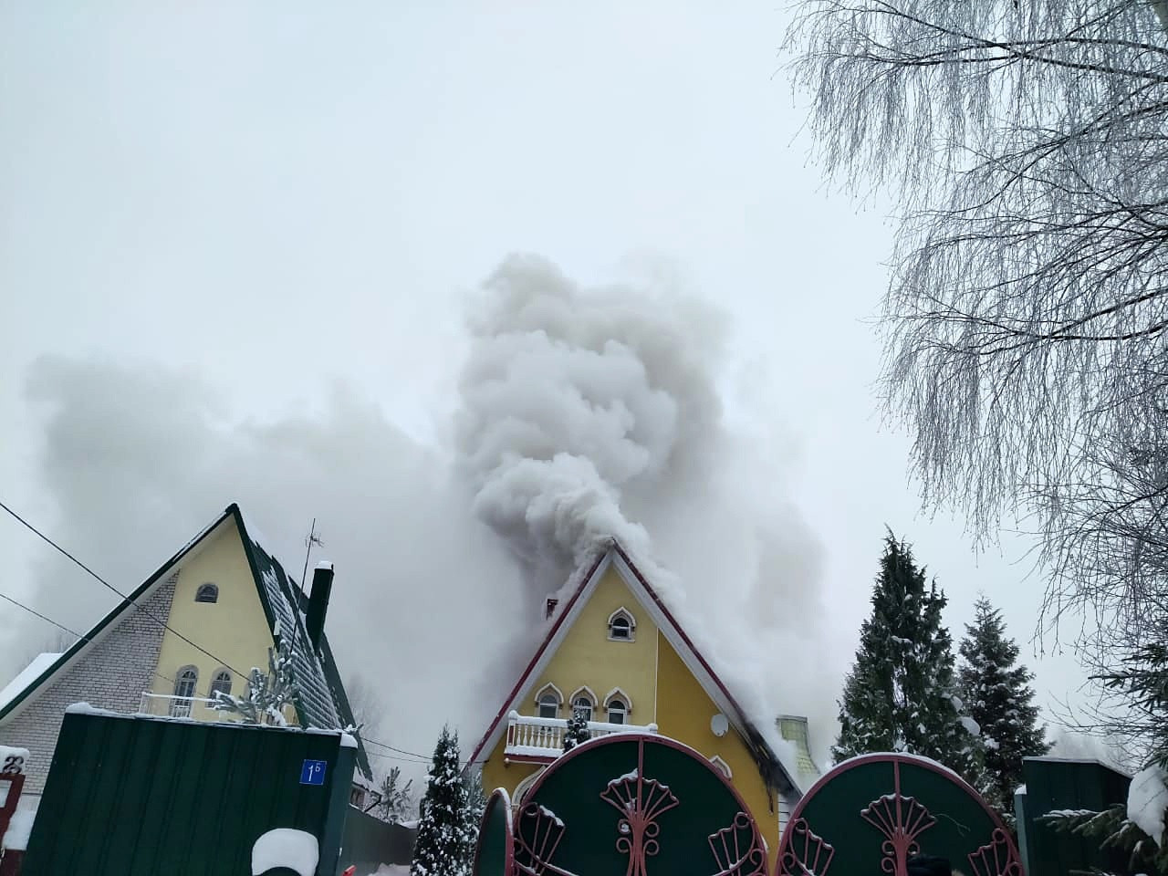 В Тверской области сгорел двухэтажный жилой дом | 21.12.2022 | Тверь -  БезФормата