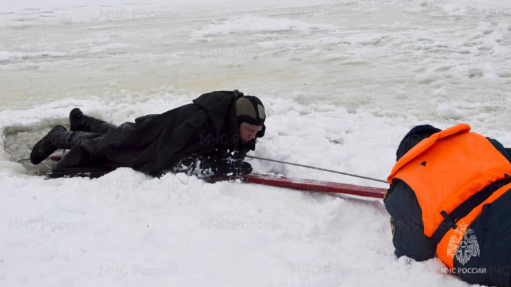 Тверские спасатели показали школьникам, как спасти провалившегося под лед - новости ТИА