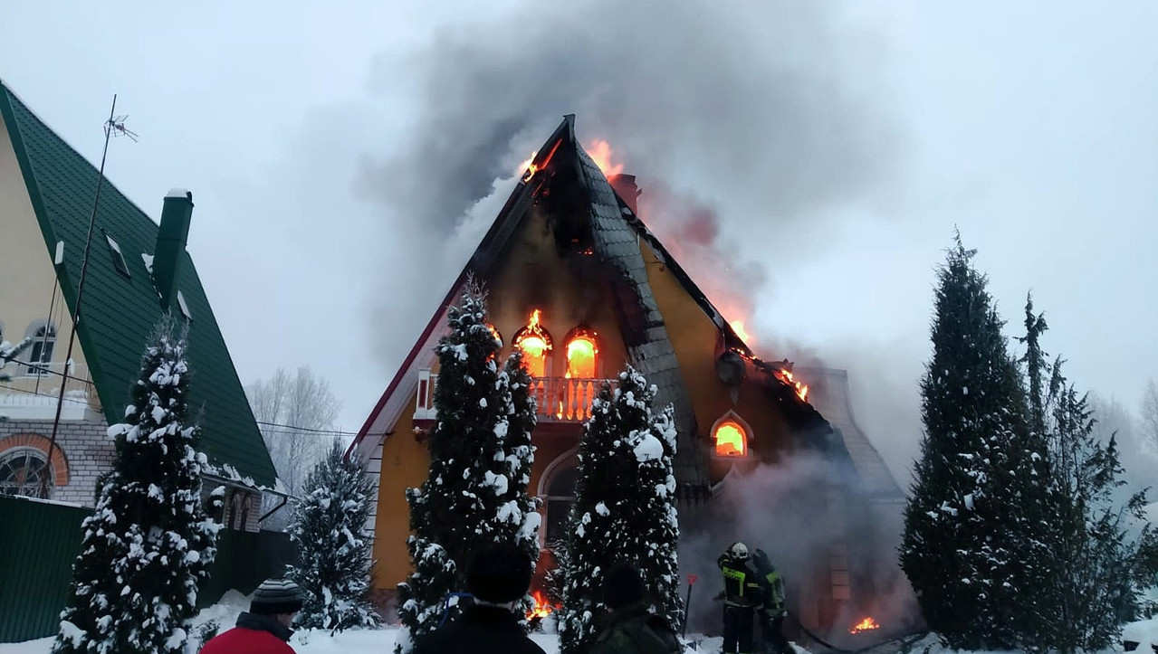 В Тверской области сгорел двухэтажный жилой дом | 21.12.2022 | Тверь -  БезФормата