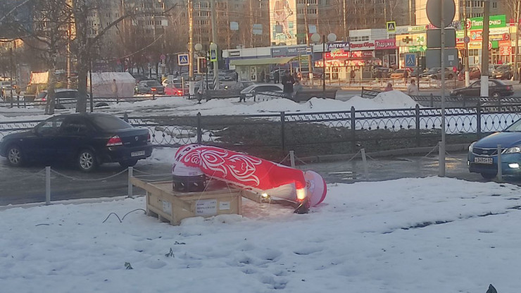 В Твери Дед Мороз устал и упал - народные новости ТИА