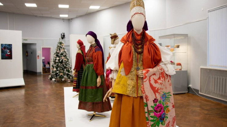В Торжке открылась уникальная выставка народных костюмов и ювелирных украшений - новости ТИА