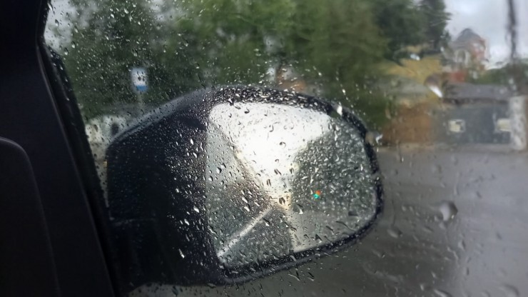 Потеря управления и отказ тормозов: чем грозят гонки по лужам - новости ТИА