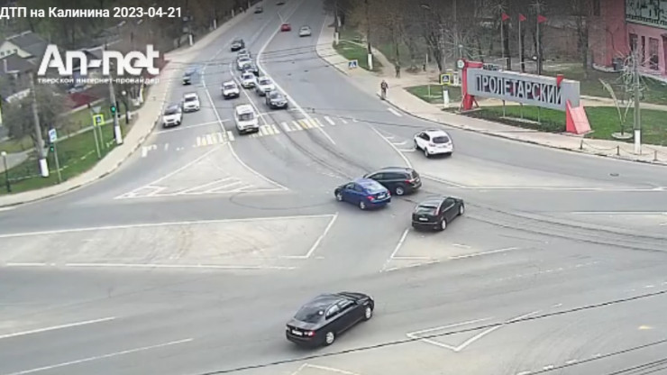 Опубликовано видео момента аварии на проспекте Калинина в Твери - новости ТИА