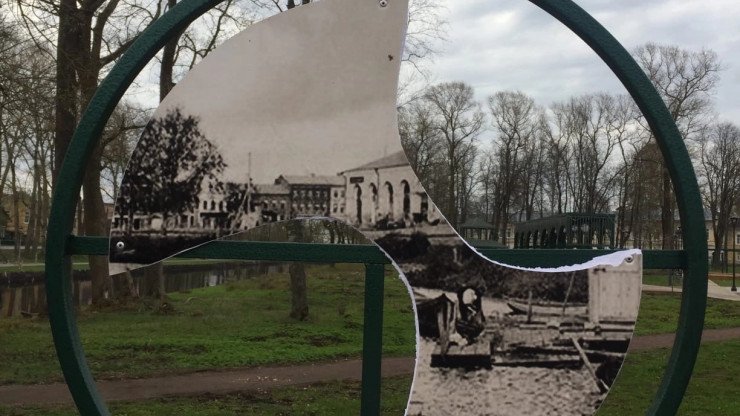Ограда с ретро фотографиями в Волочке пострадала от рук вандалов - новости ТИА