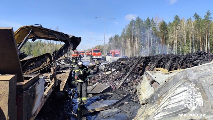 Горящие фуры на трассе М-11 под Тверью потушили, движение открыто по одной полосе - новости ТИА