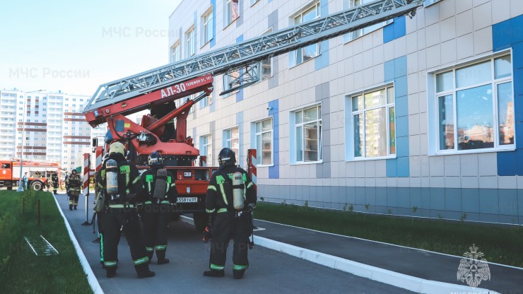 Тверские огнеборцы потушили "пожар" в школе: фото, видео - новости ТИА
