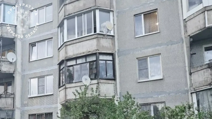 В Тверской области из окна третьего этажа выпала маленькая девочка - новости ТИА