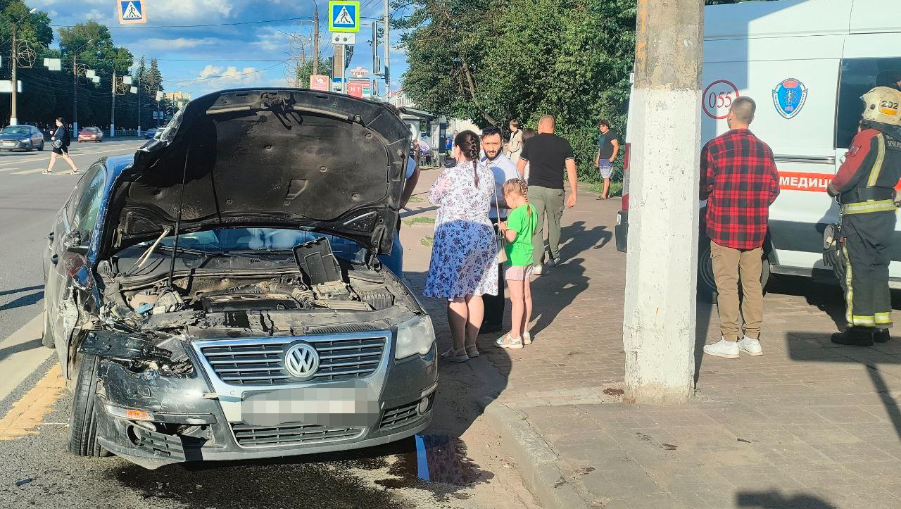 В Твери в аварии на проспекте Калинина пострадали двое детей - ТИА