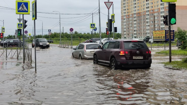 Ни пройти ни проехать: улицы Твери опять превратились в аквапарк после дождя - новости ТИА