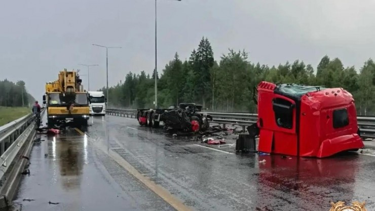 В Тверской области после столкновения с автокраном фура "разделилась" надвое - новости ТИА