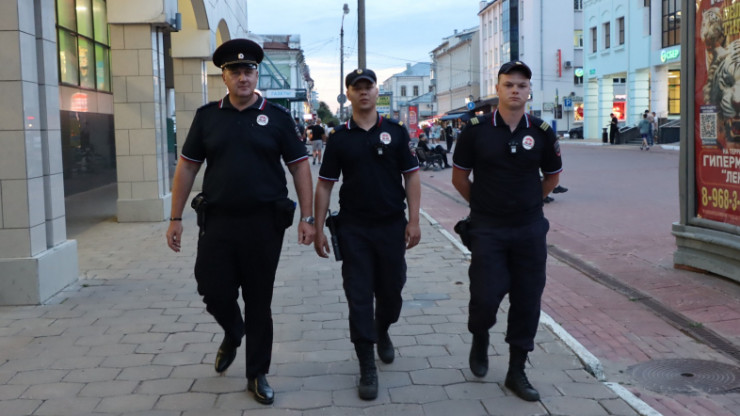 В Твери полицейские и общественник вечером патрулировали улицы - новости ТИА