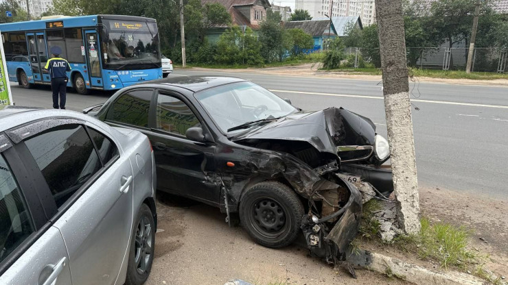 В Твери водитель на ходу наклонился за телефоном и спровоцировал серьёзное ДТП - новости ТИА