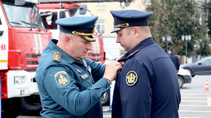 Министр МЧС наградил сотрудника тверского УФСИН за спасение детей на пожаре - новости ТИА