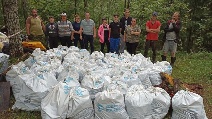 Эковолонтёры продолжают убирать незаконную свалку в лесопарке под Лихославлем - новости ТИА