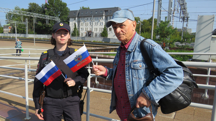 В Твери на железнодорожном вокзале раздавали  сувенирные триколоры - новости ТИА