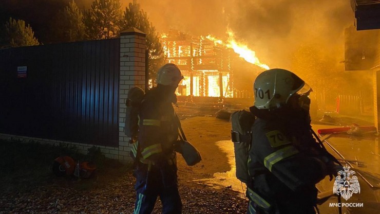 В Калининском округе полностью сгорел жилой дом - новости ТИА