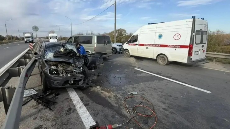 Тверским спасателям пришлось доставать зажатых в машинах людей после ДТП на М-10 - новости ТИА