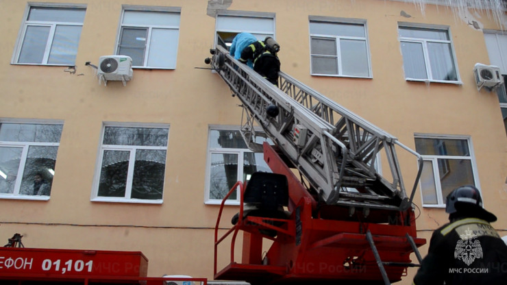 В Твери пожарные учились эвакуировать пациентов из детской больницы - новости ТИА
