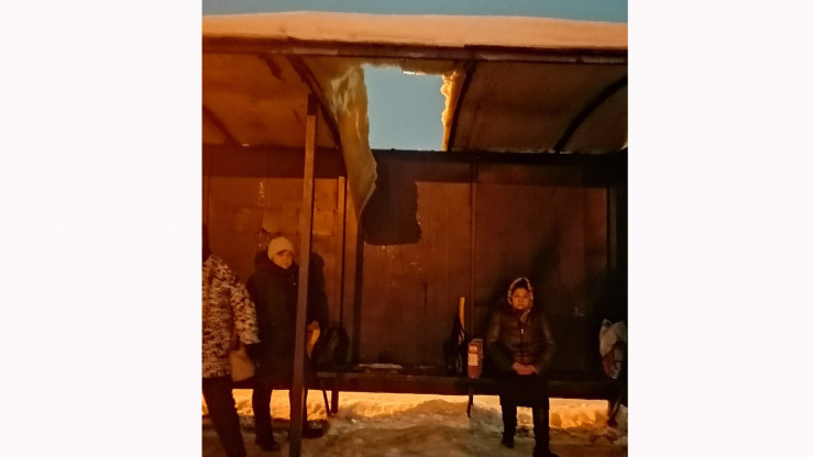 Жители Торопца делятся фото остановки с дыркой в крыше - новости ТИА
