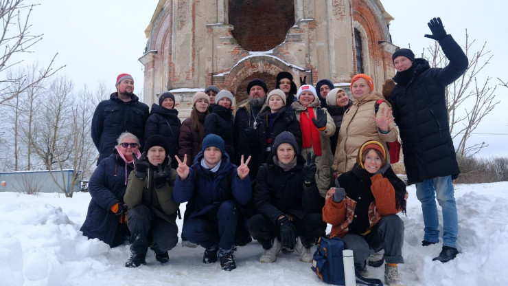 Фонд "Белый Ирис" провёл субботник на территории возрождаемого храма в Степурино - новости ТИА