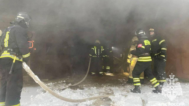 Пожарные спасли автомобиль из горящего гаража в Ржеве - новости ТИА