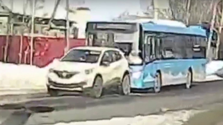 В Твери столкнулись автобус и легковушка - новости ТИА