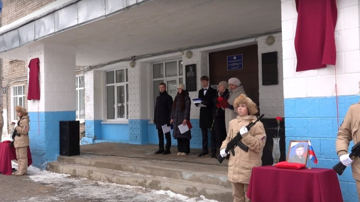 На здании гимназии в Тверской области открыли доски в честь погибших земляков - новости ТИА