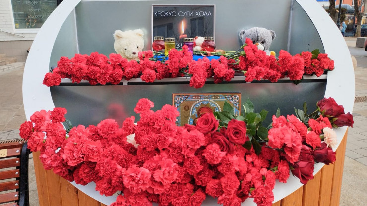 Жители Твери продолжают нести цветы к стихийному мемориалу жертвам теракта - новости ТИА
